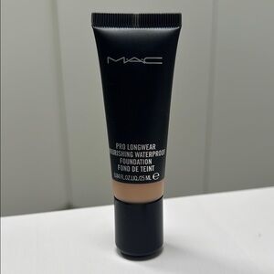 MAC Pro Longwear Nourishing Waterproof Foundation NC27